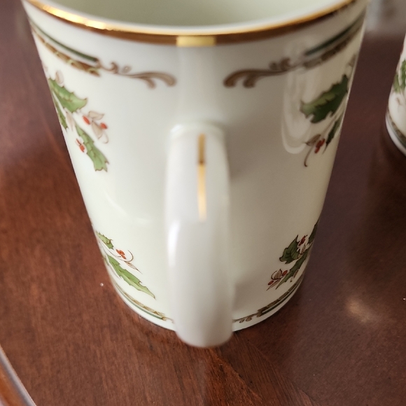 Konitz Holly Design Mugs with Gold Rim - Picture 3 of 5